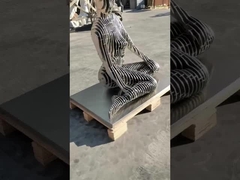 বড় আধুনিক বিমূর্ত ধাতব মানব চিত্র ভাস্কর্য